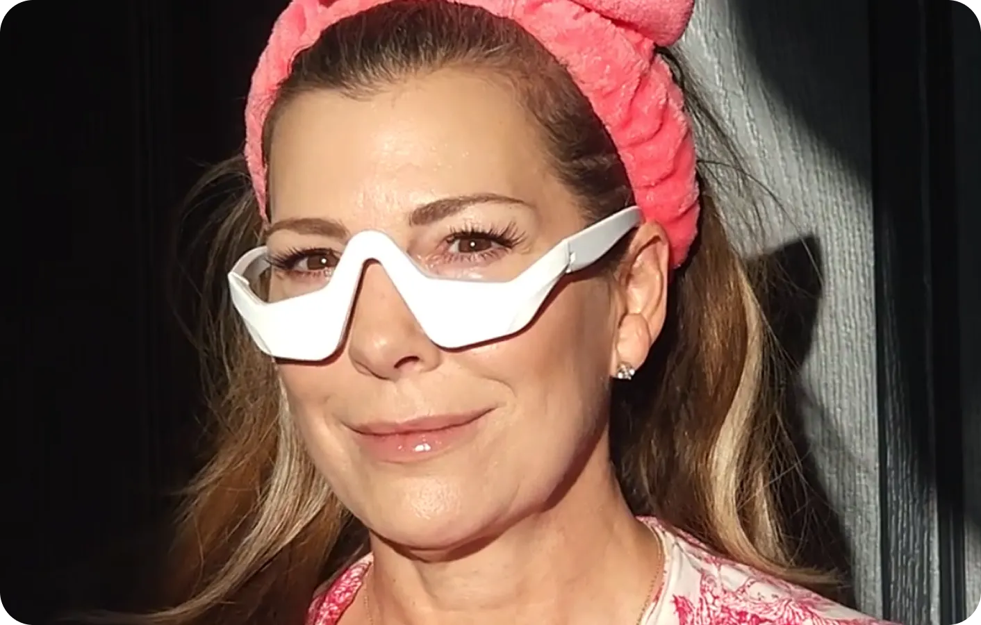 Woman wearing Renewa EyeLift