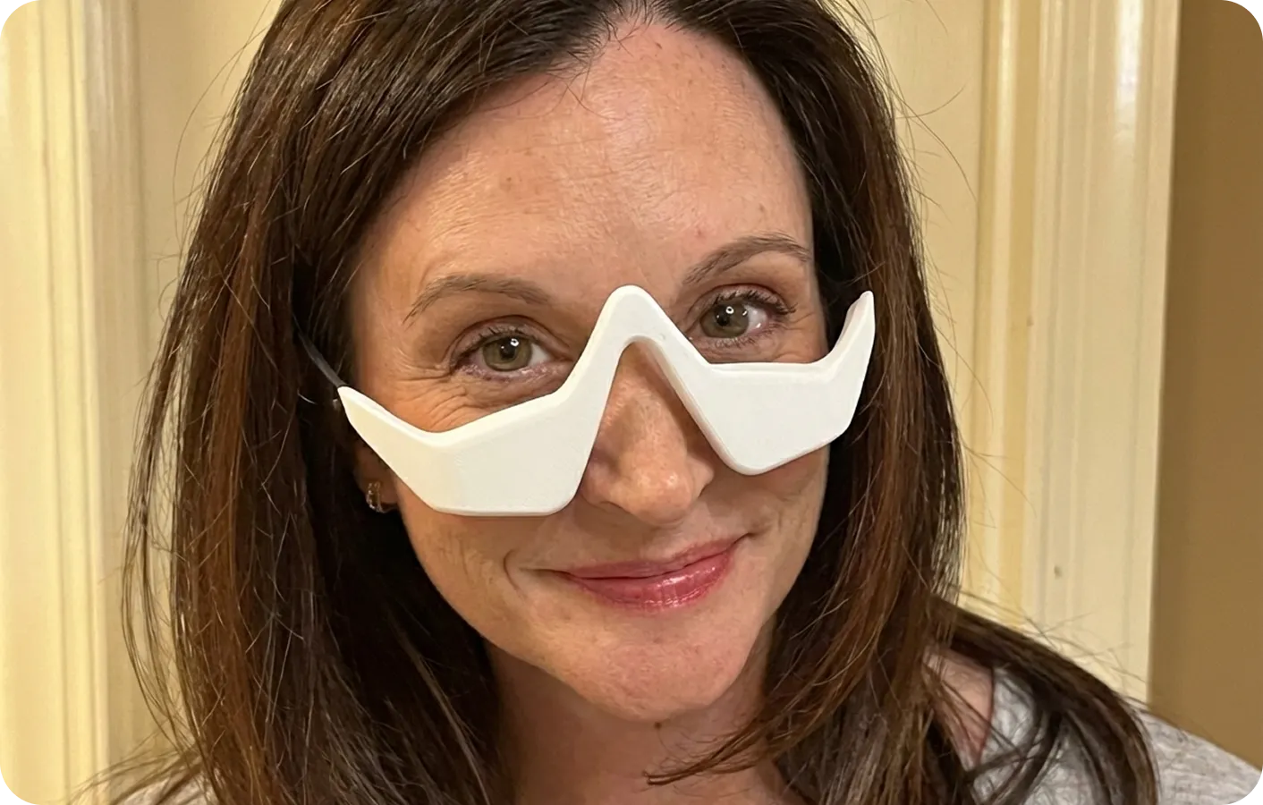 Woman using Botanique Paris RevitalEyes