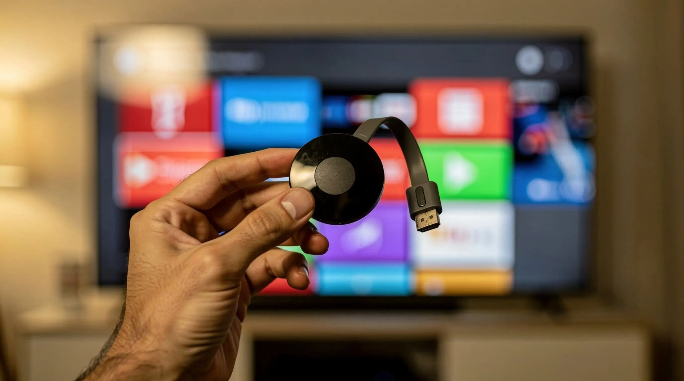 Smart TV box main avec écran TV