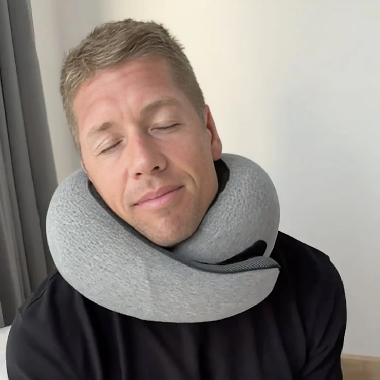 flyhugz neck pillow (1).jpg__PID:fa57bddb-a653-4a5b-b837-44c75d4563c5