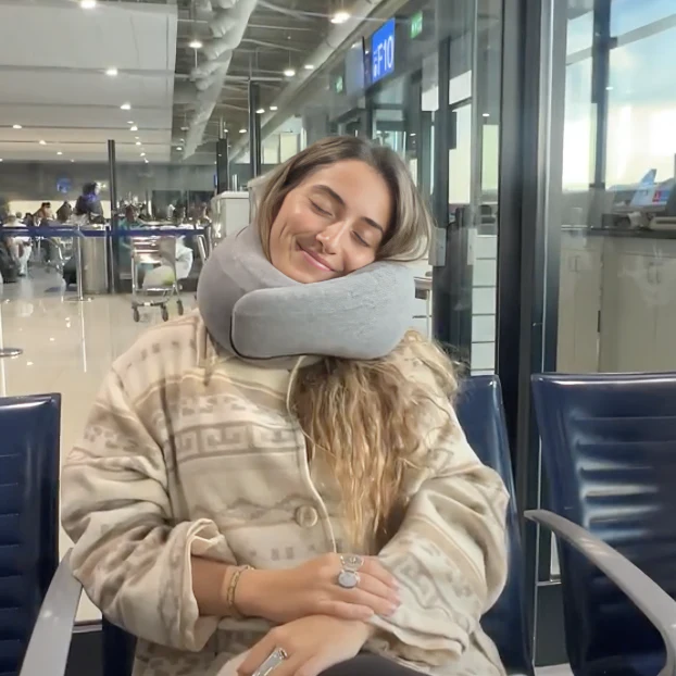 flyhugz neck pillow comfort.png__PID:9a2ae7b6-7fc3-4eef-9a51-e495bf4fa660