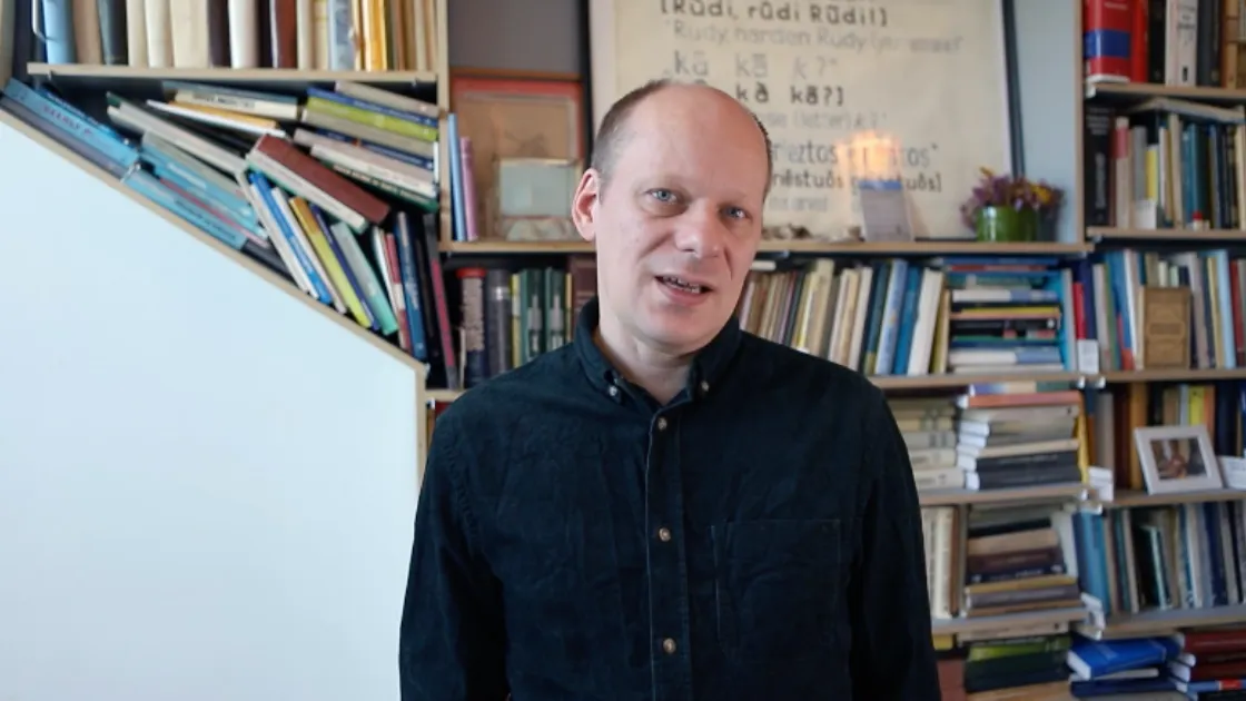 Pronunciation lesson demonstrating Norwegian sounds